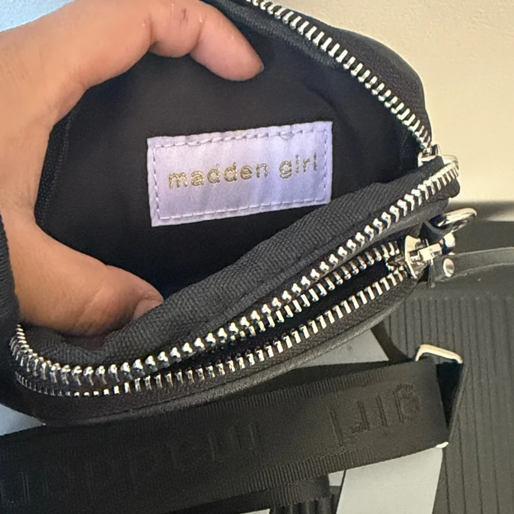 Crossbody Bag (Madden Girl, Black)🖤